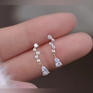 5/20 Elegant Gold and Diamond Drop Earrings